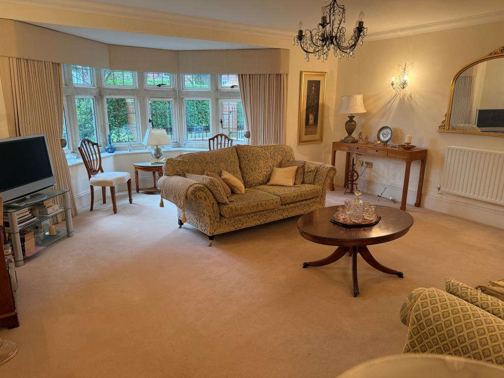 Lot: 127 - GROUND FLOOR FLAT WITH GARDENS AND PARKING IN FAVOURED MEADS LOCATION - Living room with bay window overlooking gardens